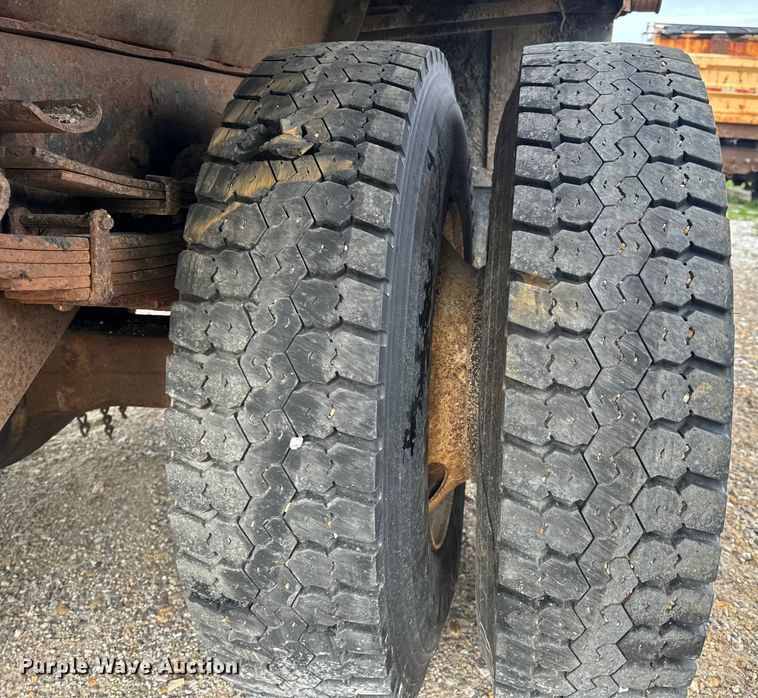 image for item EH6729 2004 International 7400 dump truck