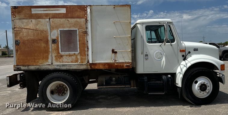 image for item EJ0606 2002 International  4700 sewer jetter truck