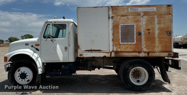 image for item EJ0606 2002 International  4700 sewer jetter truck