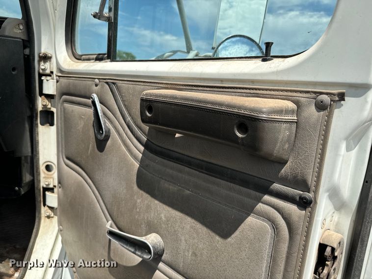 image for item EJ0606 2002 International  4700 sewer jetter truck