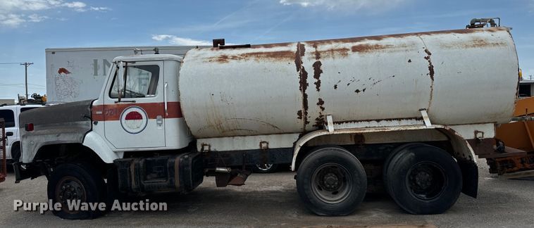 image for item EJ0607 1979 International  F-2654 tank truck