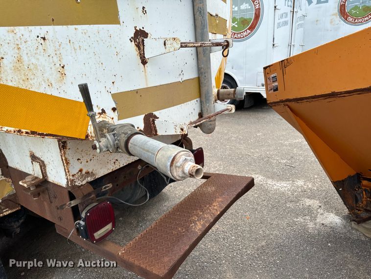 image for item EJ0607 1979 International  F-2654 tank truck