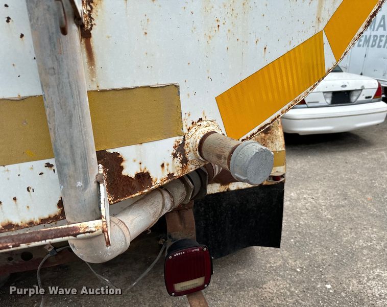 image for item EJ0607 1979 International  F-2654 tank truck