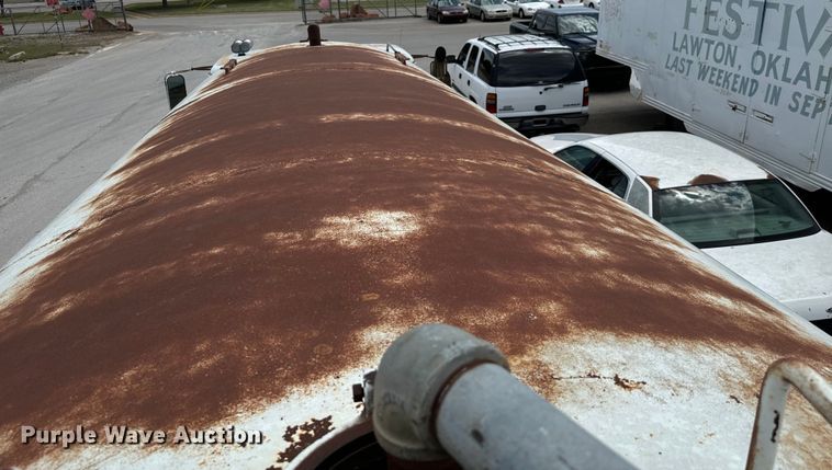 image for item EJ0607 1979 International  F-2654 tank truck