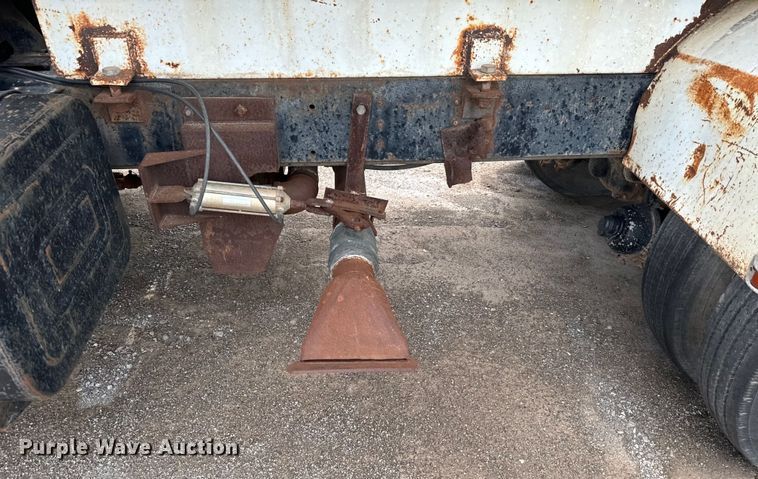 image for item EJ0607 1979 International  F-2654 tank truck