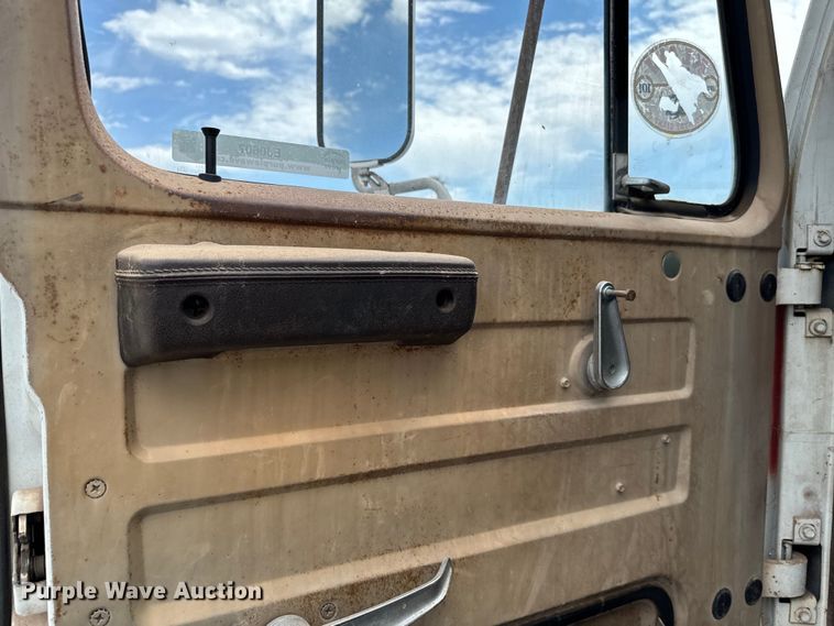 image for item EJ0607 1979 International  F-2654 tank truck