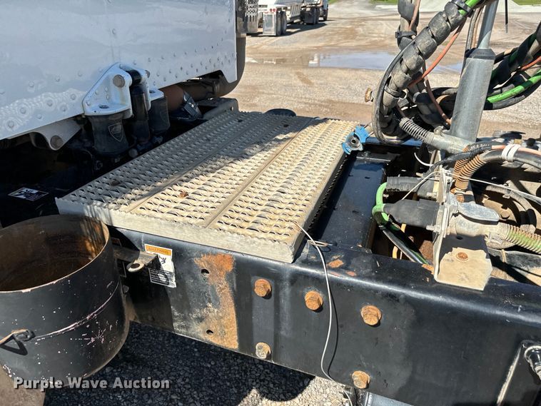 image for item EJ0611 2014 Peterbilt  388 semi truck