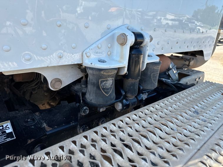 image for item EJ0611 2014 Peterbilt  388 semi truck