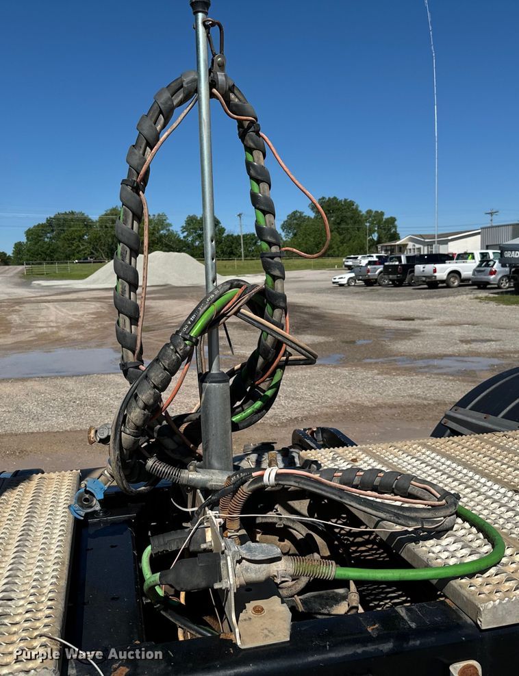 image for item EJ0611 2014 Peterbilt  388 semi truck