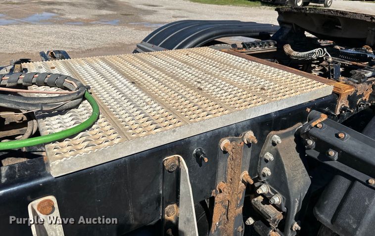 image for item EJ0611 2014 Peterbilt  388 semi truck