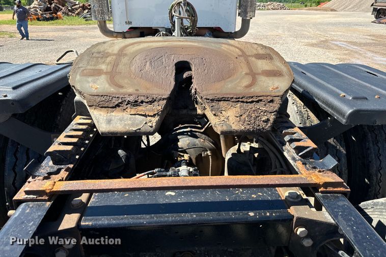 image for item EJ0611 2014 Peterbilt  388 semi truck