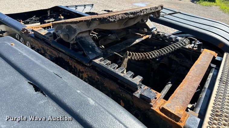 image for item EJ0611 2014 Peterbilt  388 semi truck