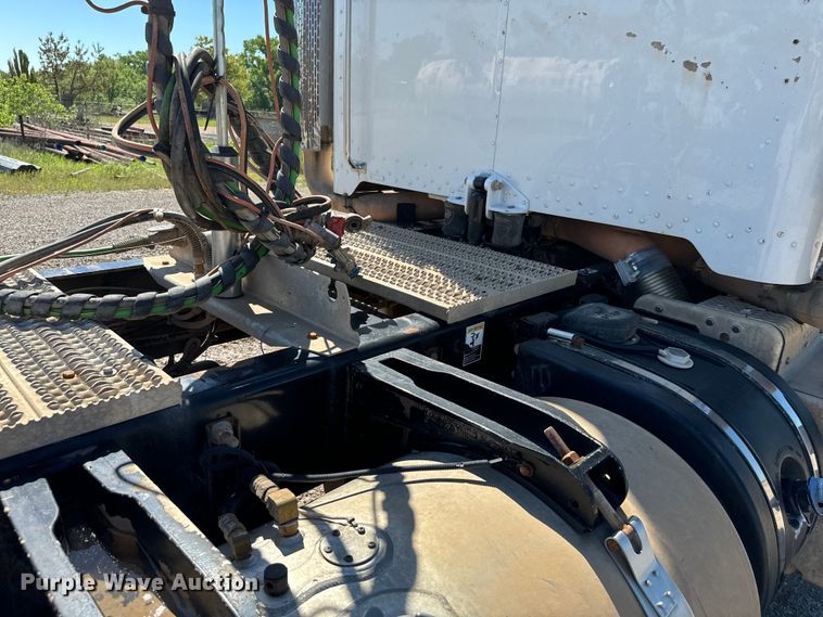 image for item EJ0611 2014 Peterbilt  388 semi truck