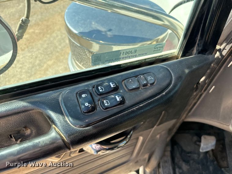 image for item EJ0611 2014 Peterbilt  388 semi truck