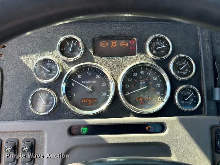 image for item EJ0611 2014 Peterbilt  388 semi truck