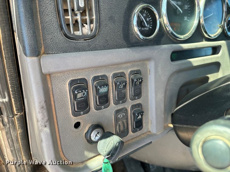 image for item EJ0611 2014 Peterbilt  388 semi truck