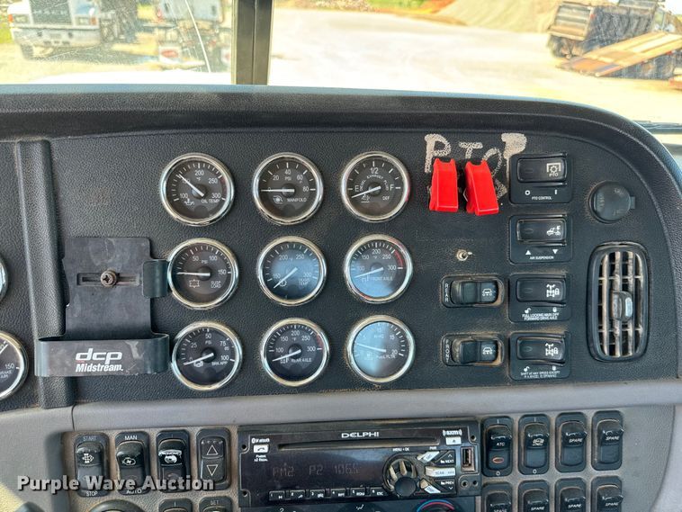 image for item EJ0611 2014 Peterbilt  388 semi truck