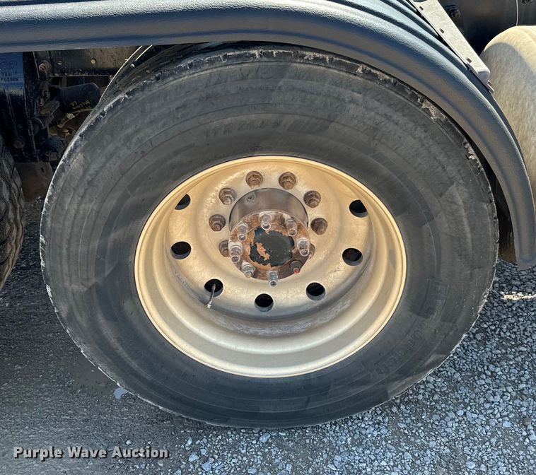 image for item EJ0611 2014 Peterbilt  388 semi truck