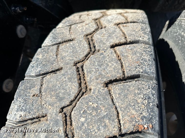 image for item EJ0611 2014 Peterbilt  388 semi truck