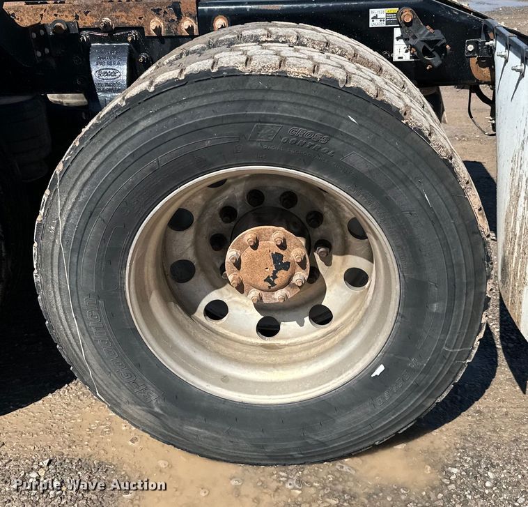 image for item EJ0611 2014 Peterbilt  388 semi truck