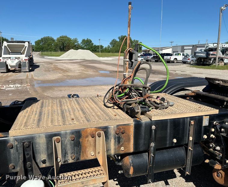 image for item EJ0612 2018 Peterbilt 567 semi truck