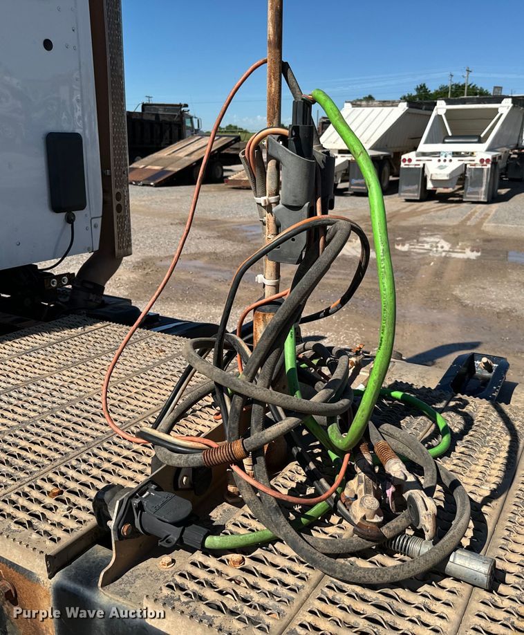 image for item EJ0612 2018 Peterbilt 567 semi truck