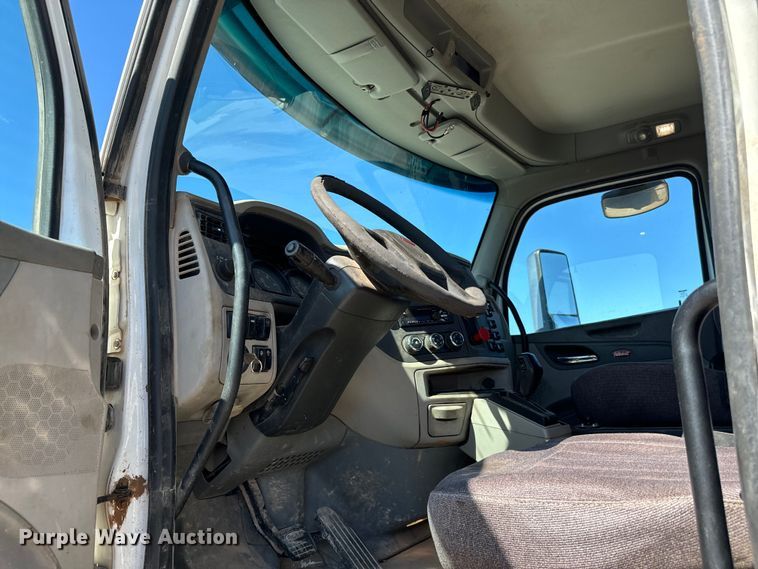 image for item EJ0612 2018 Peterbilt 567 semi truck
