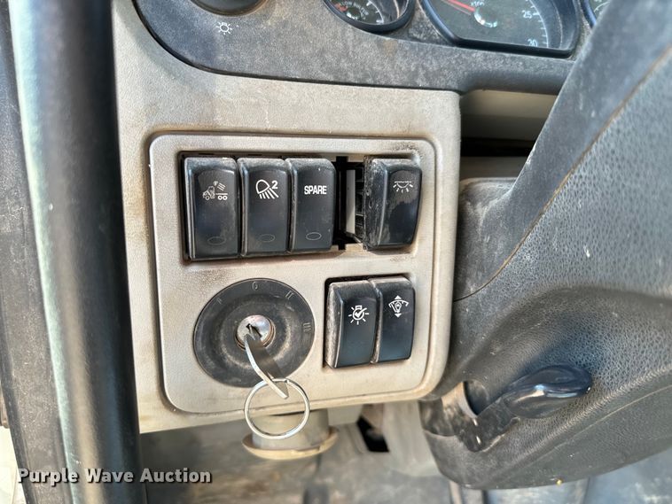 image for item EJ0612 2018 Peterbilt 567 semi truck