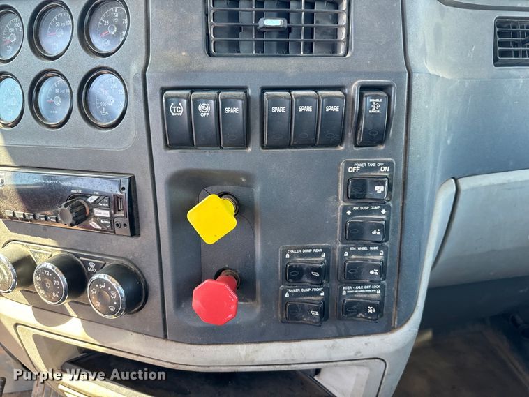 image for item EJ0612 2018 Peterbilt 567 semi truck