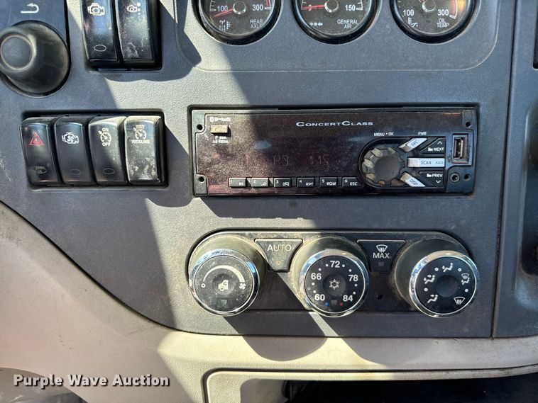 image for item EJ0612 2018 Peterbilt 567 semi truck