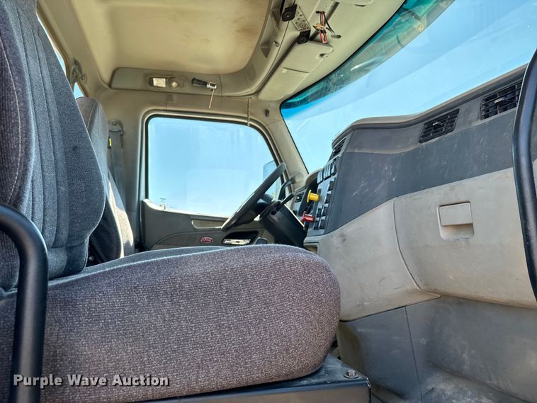 image for item EJ0612 2018 Peterbilt 567 semi truck