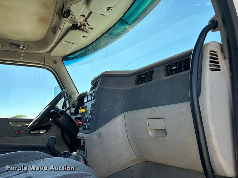 image for item EJ0612 2018 Peterbilt 567 semi truck