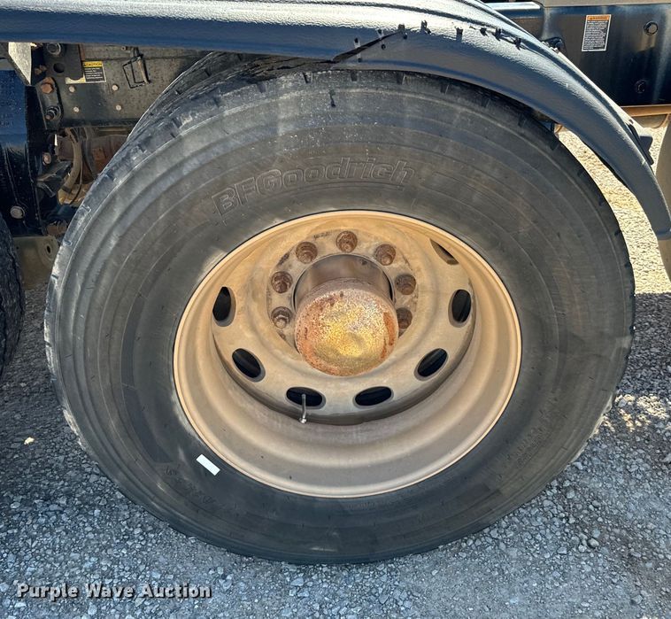 image for item EJ0612 2018 Peterbilt 567 semi truck