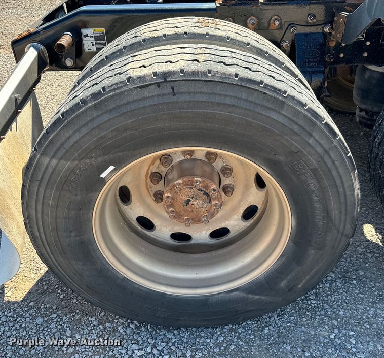 image for item EJ0612 2018 Peterbilt 567 semi truck