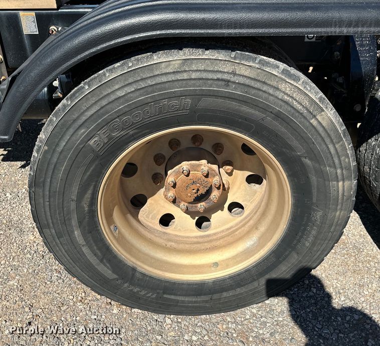 image for item EJ0612 2018 Peterbilt 567 semi truck