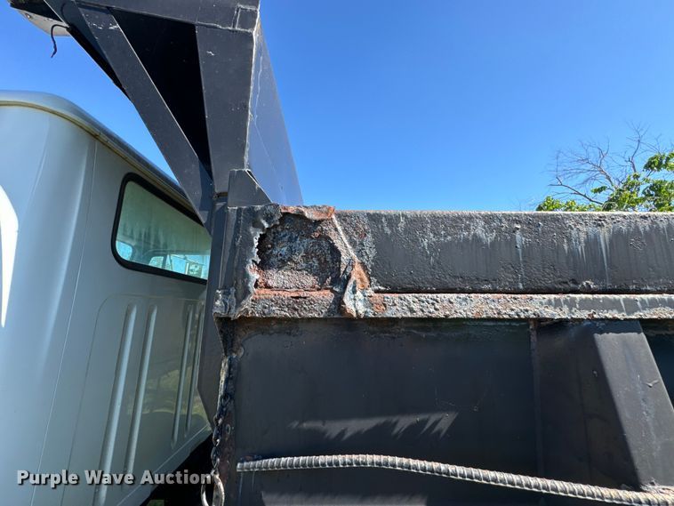 image for item EJ0613 1996 International  4700 dump truck