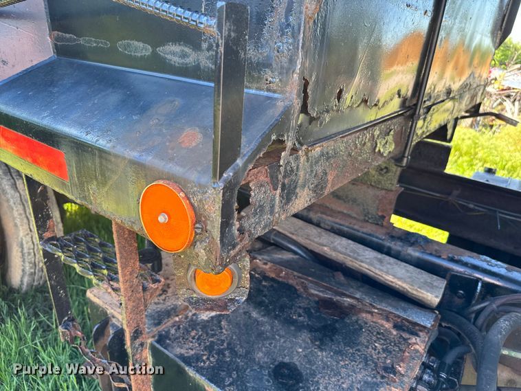 image for item EJ0613 1996 International  4700 dump truck