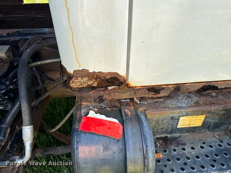 image for item EJ0613 1996 International  4700 dump truck