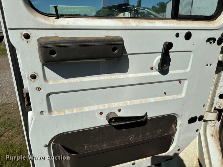 image for item EJ0613 1996 International  4700 dump truck