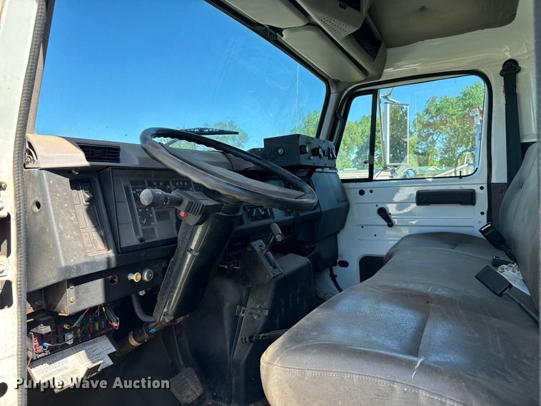 image for item EJ0613 1996 International  4700 dump truck