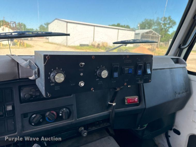 image for item EJ0613 1996 International  4700 dump truck