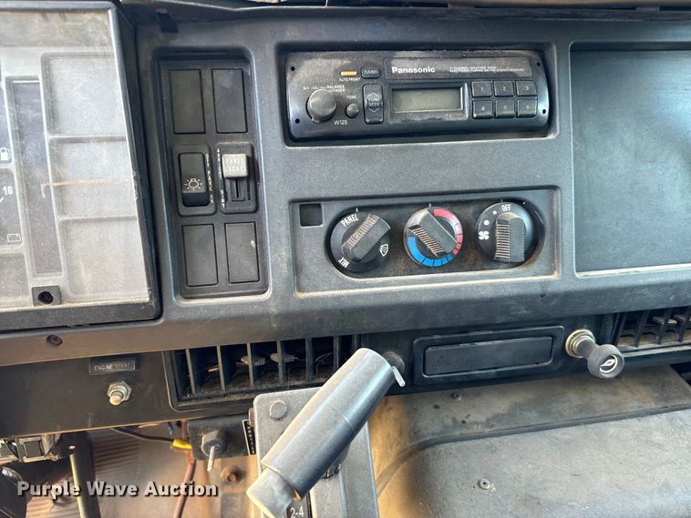 image for item EJ0613 1996 International  4700 dump truck