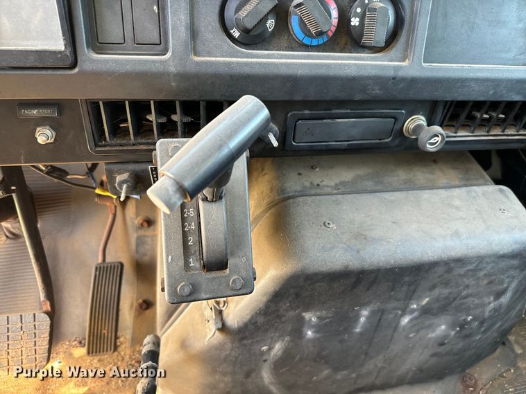 image for item EJ0613 1996 International  4700 dump truck