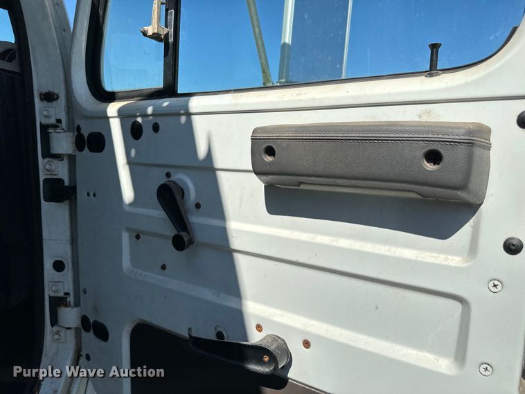 image for item EJ0613 1996 International  4700 dump truck