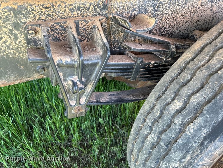 image for item EJ0613 1996 International  4700 dump truck