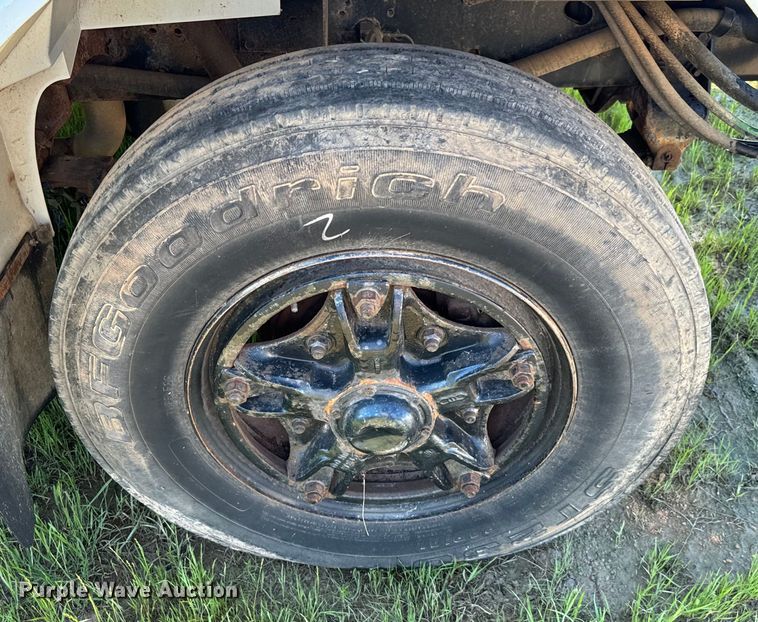 image for item EJ0613 1996 International  4700 dump truck