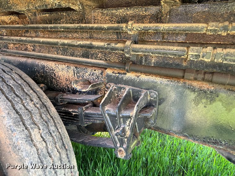 image for item EJ0613 1996 International  4700 dump truck