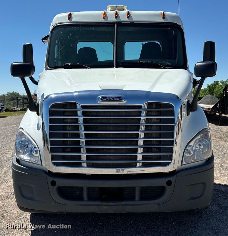 image for item EJ0614 2014 Freightliner  Cascadia 113 semi truck
