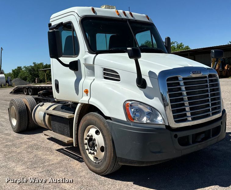 image for item EJ0614 2014 Freightliner  Cascadia 113 semi truck