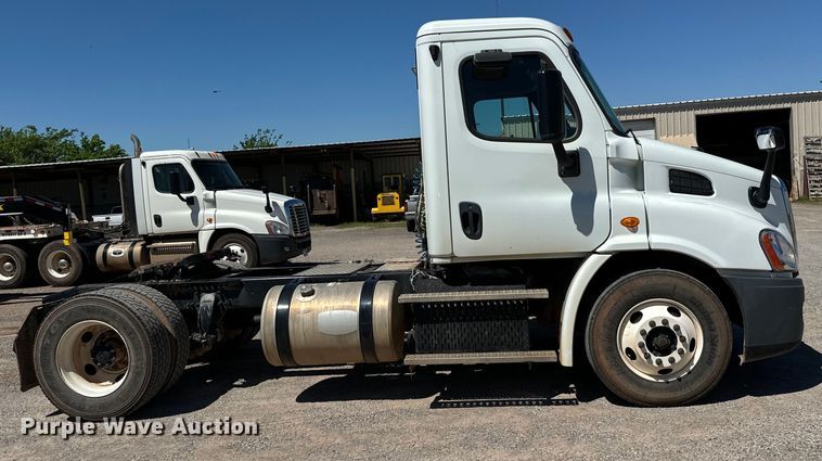 image for item EJ0614 2014 Freightliner  Cascadia 113 semi truck